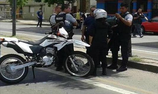 Persecución policial a dos jóvenes en una moto robada