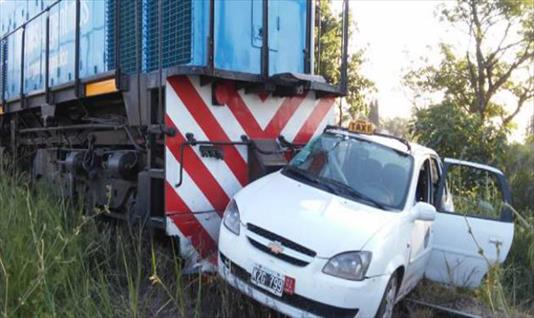 Granadero Baigorria: Tren arrolló un taxi con cuatro personas dentro