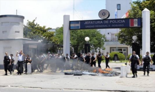 Convocan a funcionarios de seguridad para evaluar imágenes en la protesta policial
