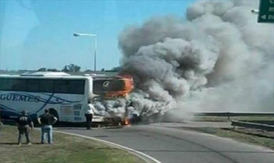 Un colectivo se incendió en la autopista a Córdoba