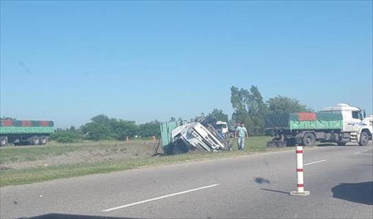 Chocaron un camión y una camioneta en la autopista Rosario-Córdoba