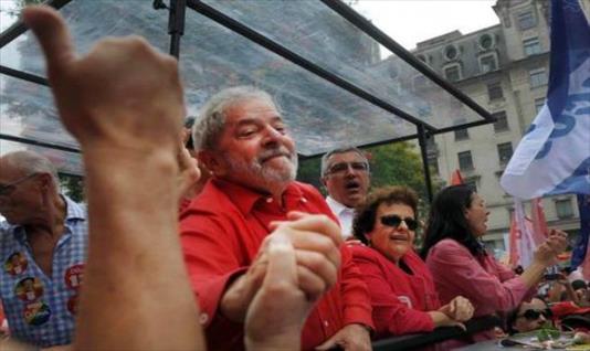 Lula cerró la campaña con una multitudinaria caminata