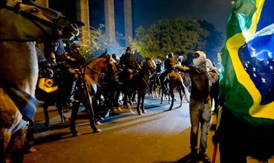 Un herido y 9 micros incendiados en nuevas protestas en Río de Janeiro