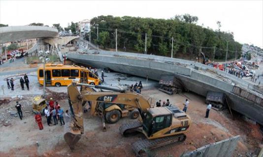 Belo Horizonte: Se derrumbó una autopista y hay al menos dos muertos