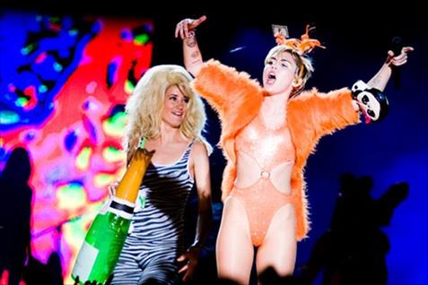 Miley Cyrus celebró con sus fans argentinas una fiesta de egresadas en GEBA